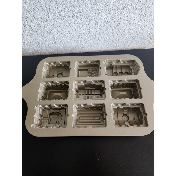 Nordic Ware Train Cake Pan Heavy Baking Pan - Picture 4 of 6